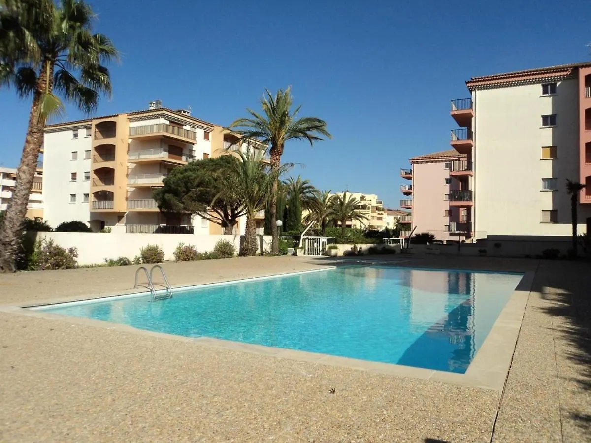 Studio Avec Piscine, Parking Et Terrasse A Sainte-Maxime - Fr-1-226-420